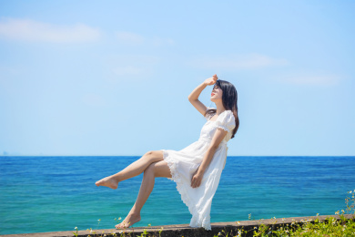 穿白色连衣裙的少女