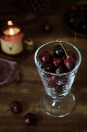 暗调环境下的一杯樱桃