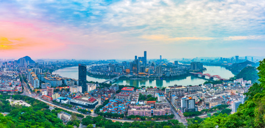 广西柳州市马鞍山傍晚时分的城市天际线风光