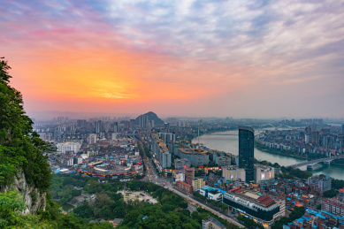 广西柳州市马鞍山傍晚时分的城市天际线风光