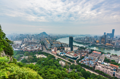 夏季午后柳州马鞍山城市天际线风光