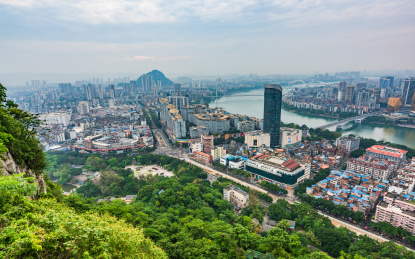 夏季午后柳州马鞍山城市天际线风光