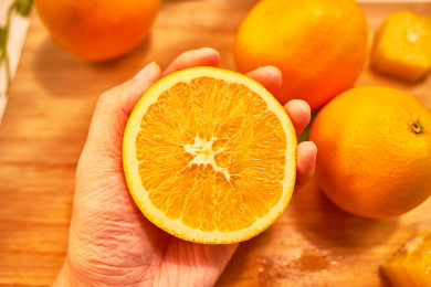 手拿切开的橙子 脐橙