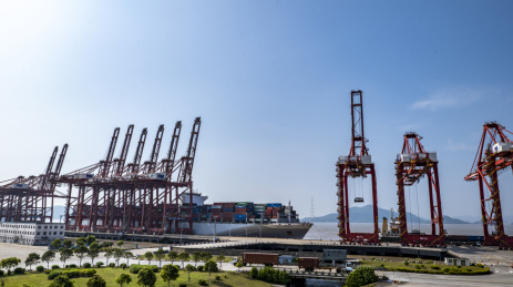 龙门吊在给轮船装集装箱  北仑港 宁波 