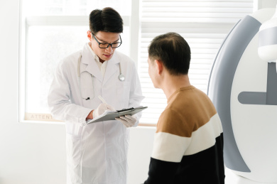 医生在给患者做检查