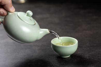 使用茶壶倒茶水特写