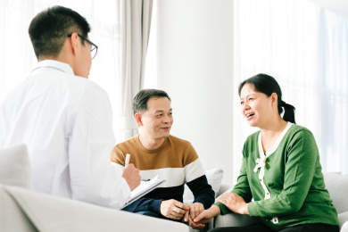 医生在给中老年夫妇讲解病情