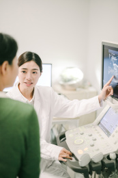 医生在给病人讲述B超检查结果