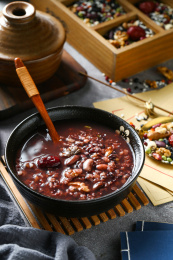 八宝粥腊八粥放在深色背景上