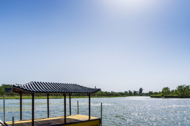 春夏之交蓝天下北京南海子公园