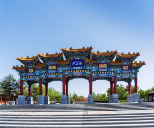春夏之交蓝天下北京南海子公园