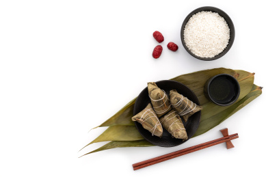 白色背景，放在粽叶上的粽子与酒水