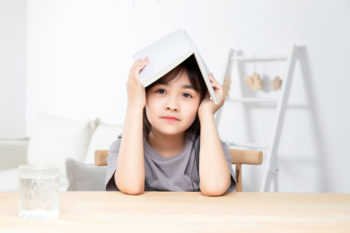 在家里看书的亚洲小女孩