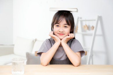 在家里看书的亚洲小女孩