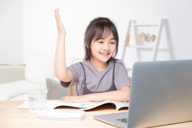 在家里上网课的亚洲小女孩