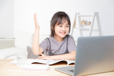 在家里上网课的亚洲小女孩