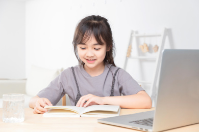 在家里上网课的亚洲小女孩