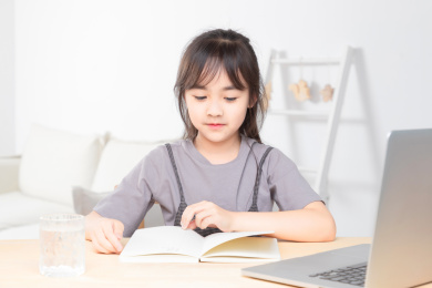 在家里上网课的亚洲小女孩