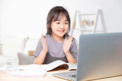 在家里上网课的亚洲小女孩