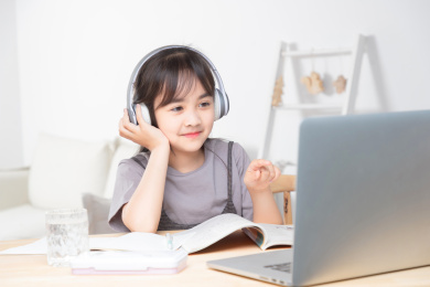 在家里上网课的亚洲小女孩