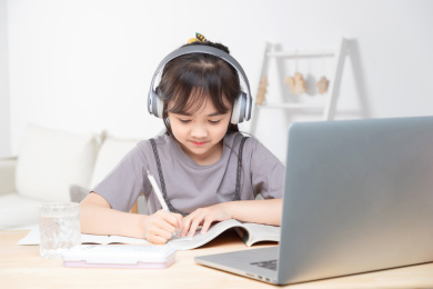 在家里上网课的亚洲小女孩