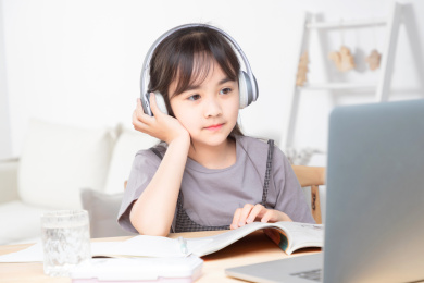 在家里上网课的亚洲小女孩