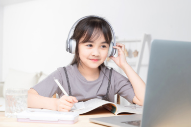 在家里上网课的亚洲小女孩