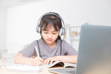 在家里上网课的亚洲小女孩