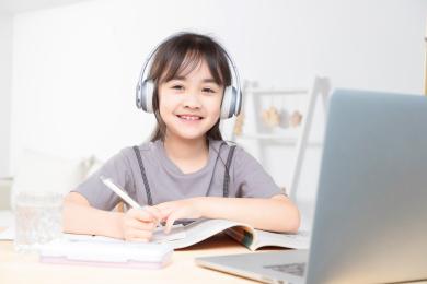 在家里上网课的亚洲小女孩