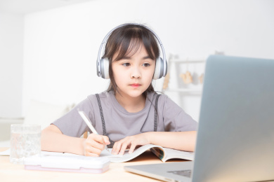 在家里上网课的亚洲小女孩