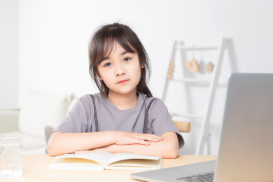 在家里上网课的亚洲小女孩