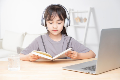 在家里上网课的亚洲小女孩