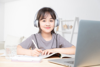 在家里上网课的亚洲小女孩