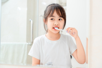正在刷牙的亚洲小女孩
