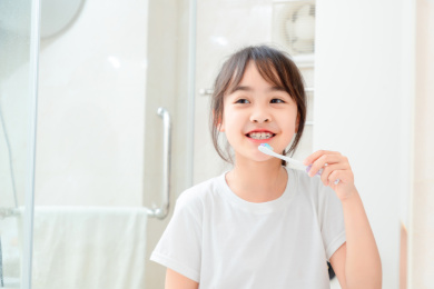 正在刷牙的亚洲小女孩