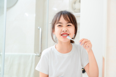 正在刷牙的亚洲小女孩
