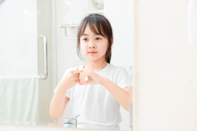正在洗脸的亚洲小女孩