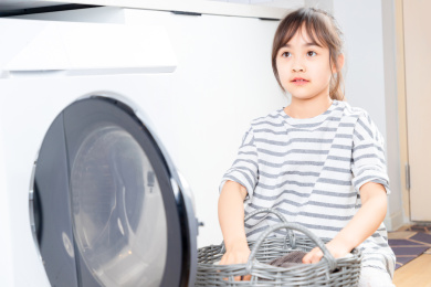 洗衣服的亚洲小女孩