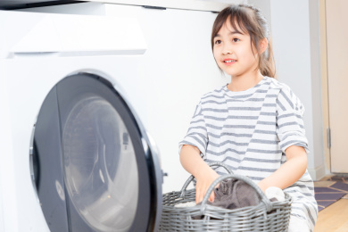 洗衣服的亚洲小女孩