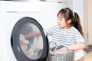 洗衣服的亚洲小女孩