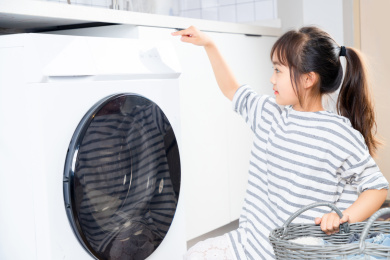 洗衣服的亚洲小女孩