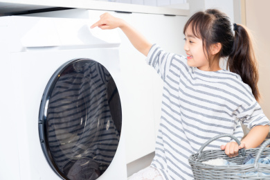 洗衣服的亚洲小女孩