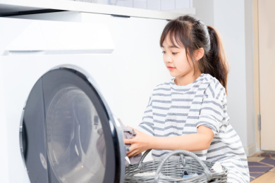 洗衣服的亚洲小女孩