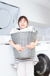 洗衣服的亚洲小女孩