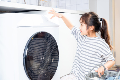 洗衣服的亚洲小女孩