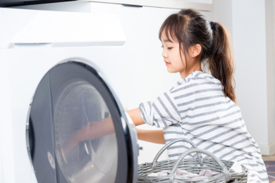 洗衣服的亚洲小女孩
