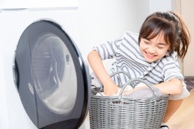 洗衣服的亚洲小女孩