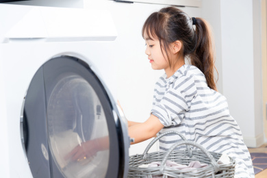 洗衣服的亚洲小女孩