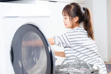 洗衣服的亚洲小女孩