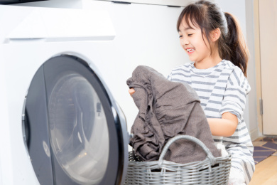 洗衣服的亚洲小女孩